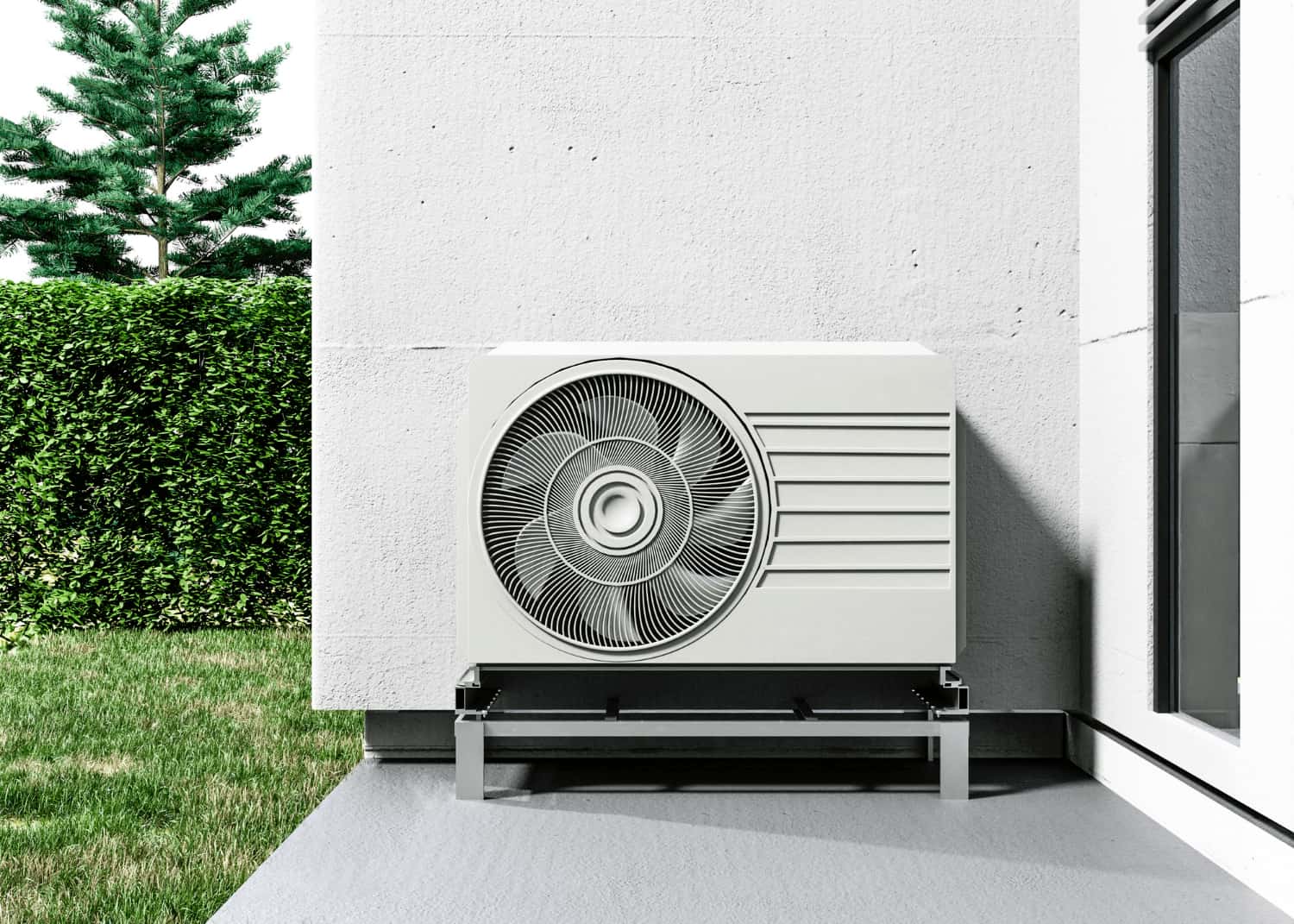 Pompe à chaleur moderne installée contre un mur blanc dans un jardin, illustration d'une installation conforme réalisée par un artisan RGE