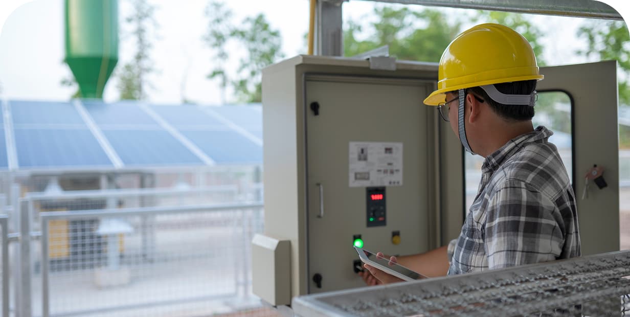 Technicien installant une pompe à chaleur